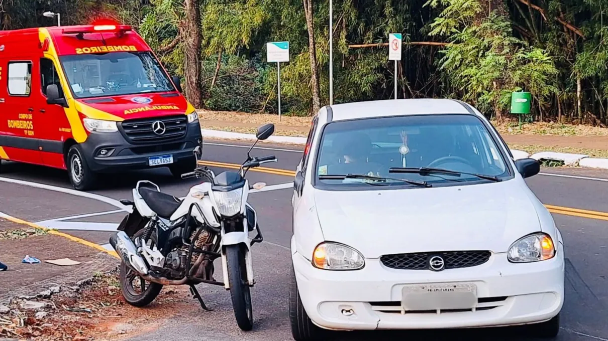 Carro e moto envolvidos no acidente próximo ao Lago Jaboti