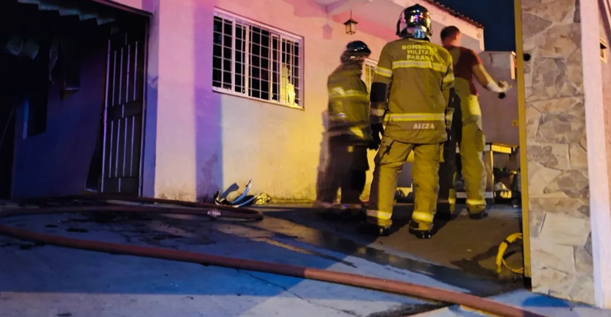 Casa é consumida pelo fogo em incêndio no ‘Marcos Freire’ em Apucarana