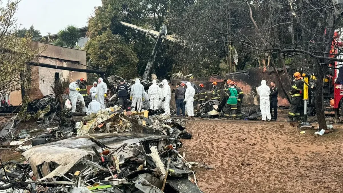 Corpo de Bombeiros trabalham no local do acidente