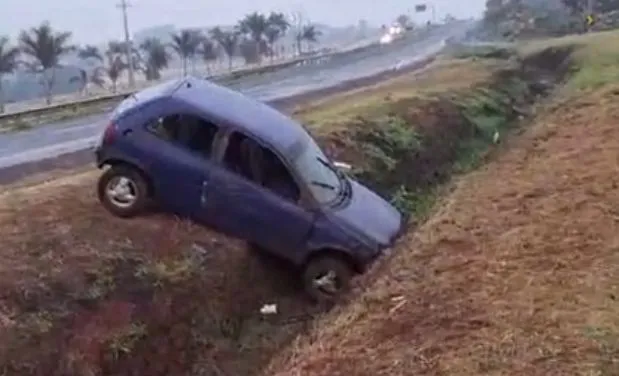 Corsa saiu da pista na BR-376