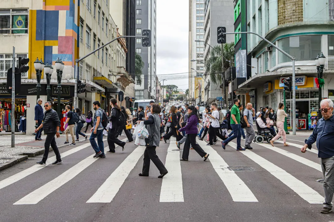 Curitiba, 14 de dezembro de 2022 - Pedestres no centro da capital paranaense.