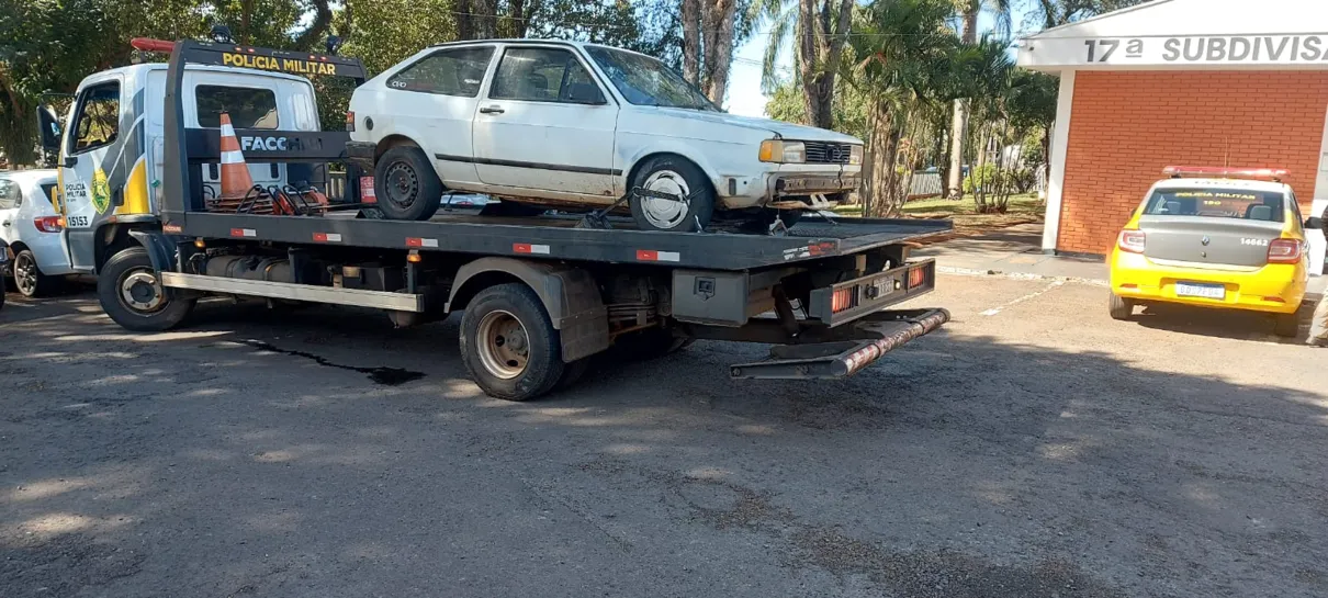 Dentro do carro estavam diversas ferramentas de trabalho da vítima