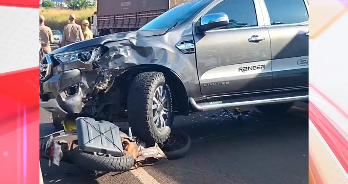 Devido ao impacto, a moto parou embaixo da Ford Ranger