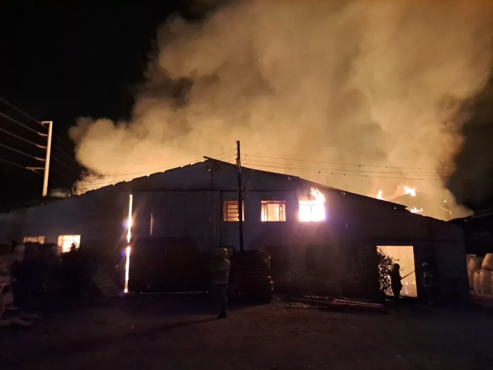 Fábrica de caixões é consumida por incêndio durante a madrugada no PR