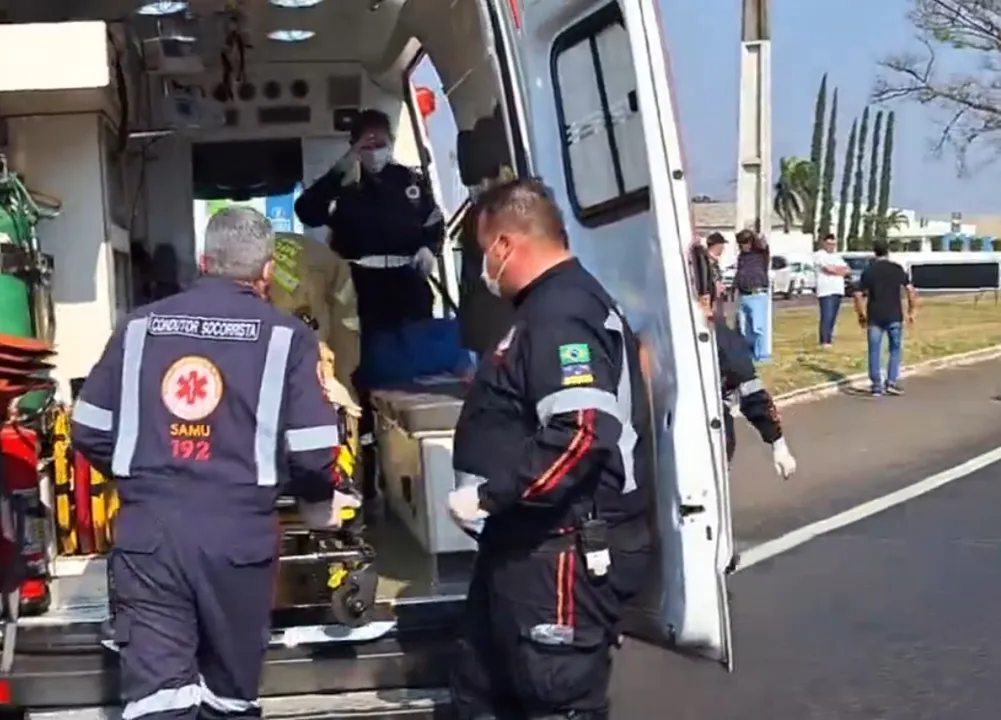 Houve uma colisão entre uma motocicleta e uma caminhonete