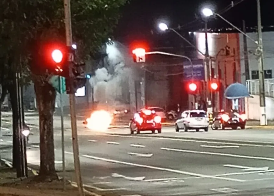 Moto pegou fogo após acidente em Apucarana