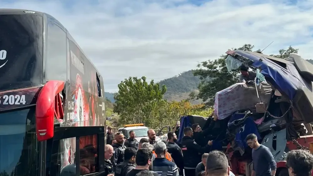 O coletivo colidiu contra uma carreta em um trecho da BR-262, no sentido São José do Goiabal, na Região Central de Minas Gerais