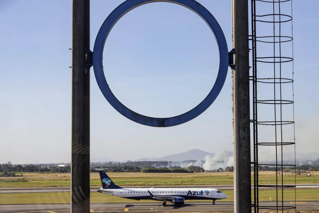 São José dos Pinhais, 19 de junho de 2024 - Avião da Azul no Aeroporto Internacional Afonso Pena, em São José dos Pinhais, Região Metropolitana de Curitiba (RMC).