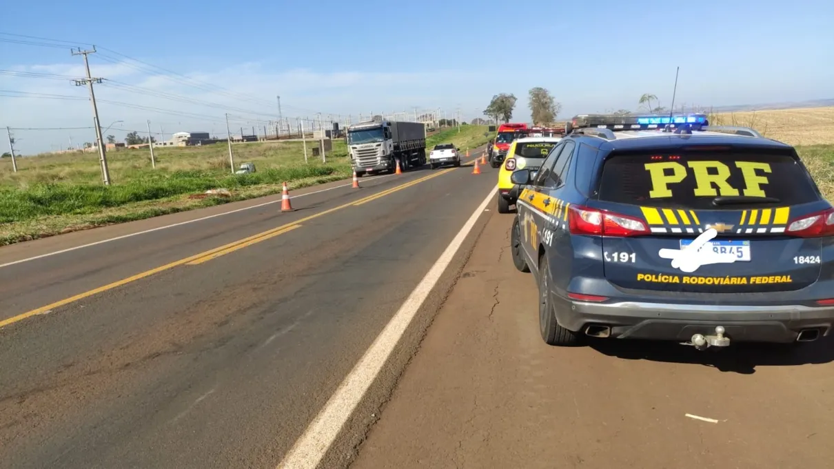 Segundo a Polícia Rodoviária Federal (PRF), a colisão frontal ocorreu por volta das 13h30 em Santa Mariana, no Norte Pioneiro