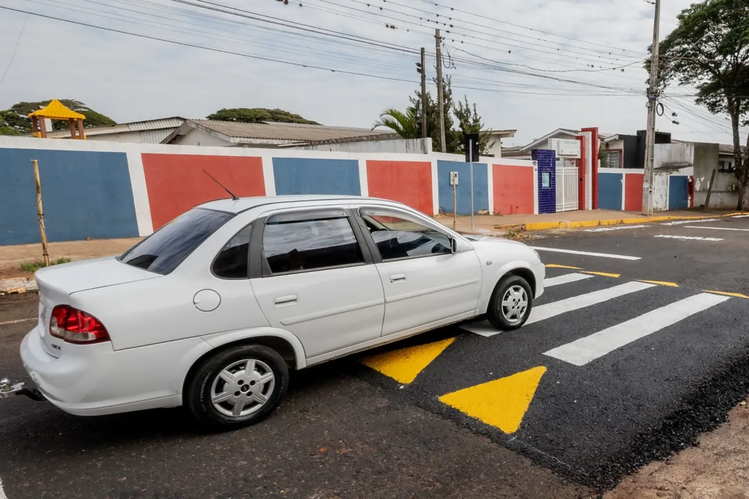 Tecnicamente, a faixa elevada é uma travessia que representa a continuação da calçada