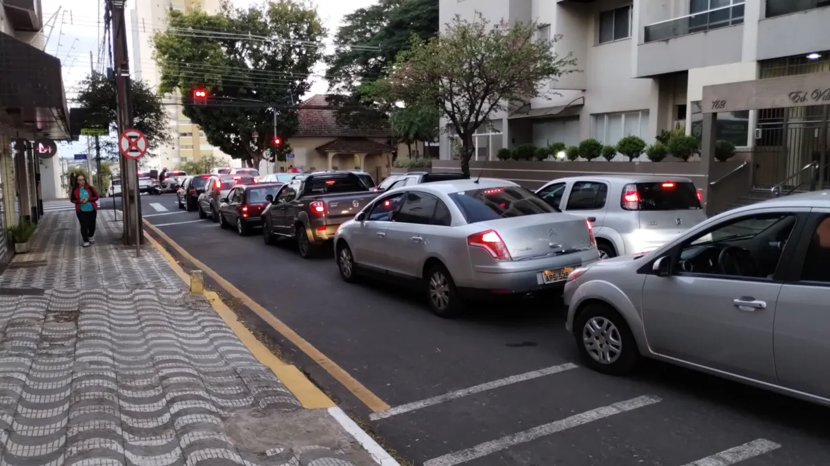 Trânsito ficou congestionado em ruas paralelas