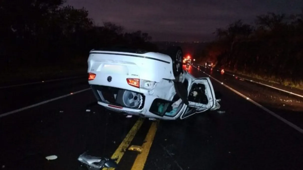 Um carro, modelo Volkswagen Passat, capotou na manhã deste sábado (24)