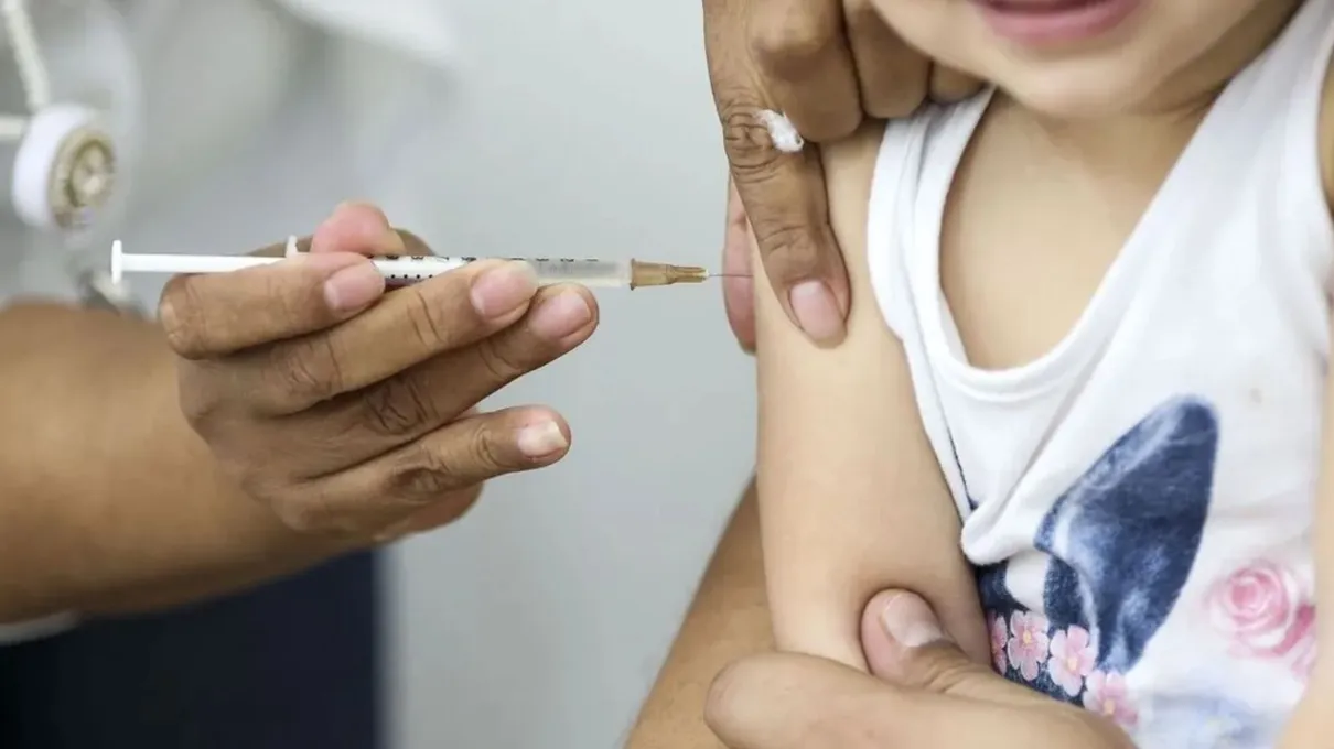 Vacina é instrumento crucial de saúde pública, essencial para proteger a população de doenças graves e potencialmente fatais