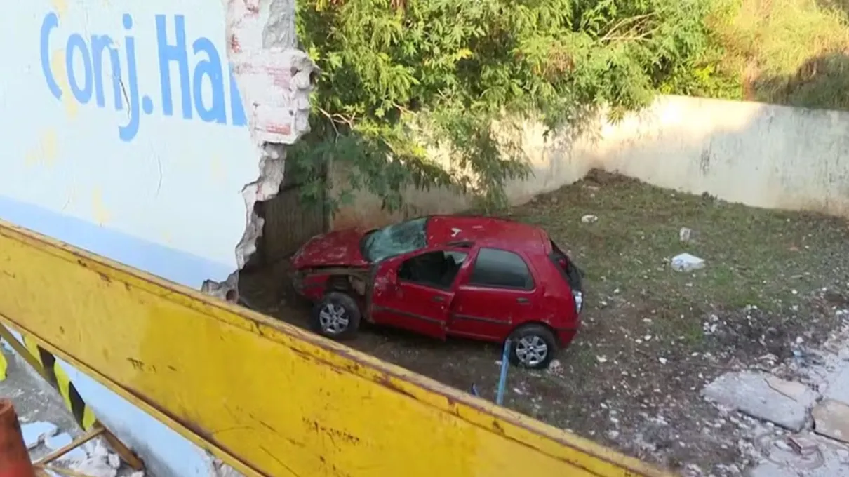 Veículo desgovernado atravessou muro da estação de tratamento da Sanepar