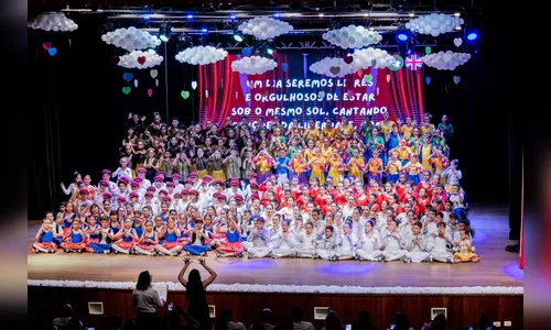 Alunos encantam com exibições musicais em inglês, espanhol e libras