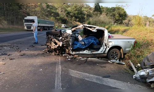 Caminhonete invade contramão e motorista morre ao bater em caminhão
