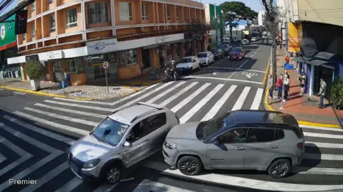 A colisão envolveu um veículo Jeep Compass e um Renault Sandero.