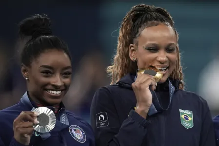 A ginasta brasileira Rebeca Andrade conquista a medalha de ouro na final do solo