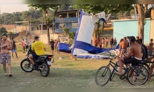 Avião de pequeno porte cai em campo de futebol no Rio de Janeiro