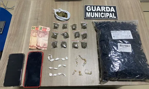 Dupla é flagrada pela GM traficando cocaína, crack e maconha