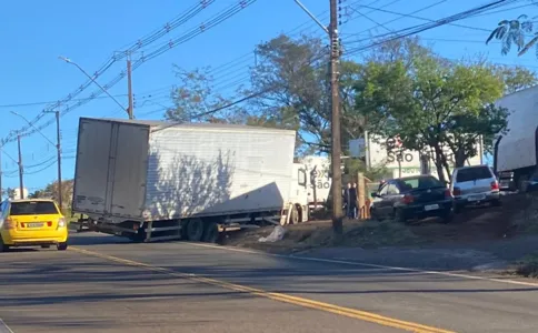 A situação ocorreu quando o caminhão tentou acessar o estacionamento de uma transportadora