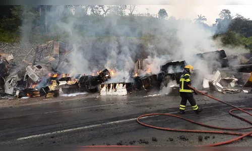 Incêndio destrói veículos e deixa ao menos três mortos na BR-376
