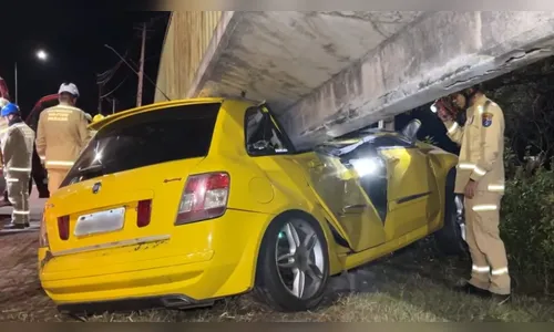 Motorista 'nasce de novo' após prensar carro contra passarela no PR