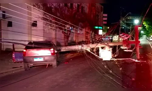 Motorista bate contra poste e derruba outro após acidente em Apucarana