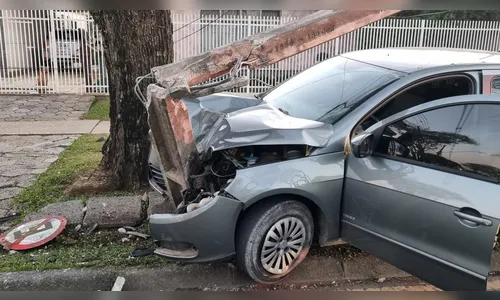 Idoso se distrai no trânsito e derruba poste de energia no Paraná