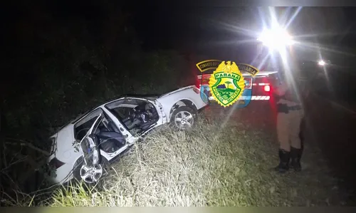 Carro sai da pista e colide com árvore na PR-272, dois ficam feridos