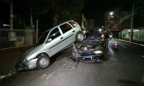 Motorista levanta carro estacionado após batida no centro de Apucarana