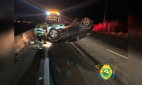 Homem fica ferido após carro colidir com mureta e capotar na PR-862