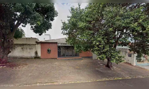 PM flagra dois tentando furtar peças de moto em antiga delegacia