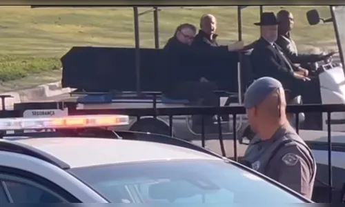 Vídeo mostra caixão de Silvio Santos sendo levado para sepultamento