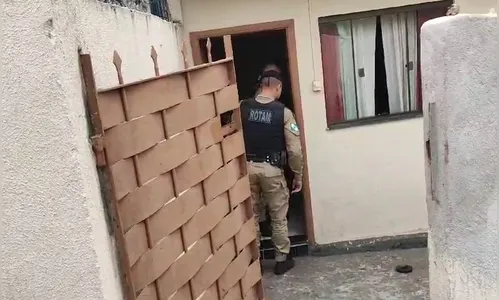 Criança é encontrada chorando ao lado do corpo da mãe; saiba mais