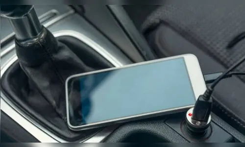 Relógio e celular são furtados de dentro de carro durante festa