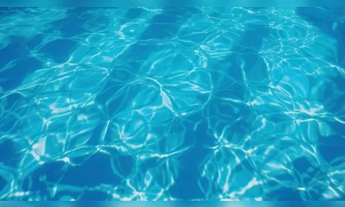 Bebê fica submerso por 10 minutos ao cair em piscina; estado é grave