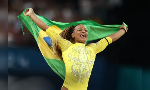 É prata! Rebeca faz história, mas não consegue superar Biles