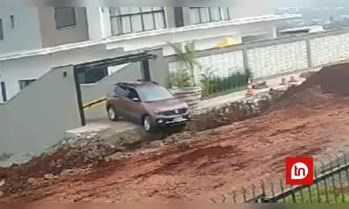 Veículo cai em buraco de obra ao sair de garagem; veja vídeo