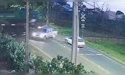 Câmera flagra acidente entre trem, Ford Ranger e Fiat Uno em Apucarana
