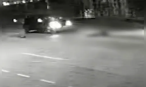 Câmeras flagraram carro atropelando e passando por cima de mulher