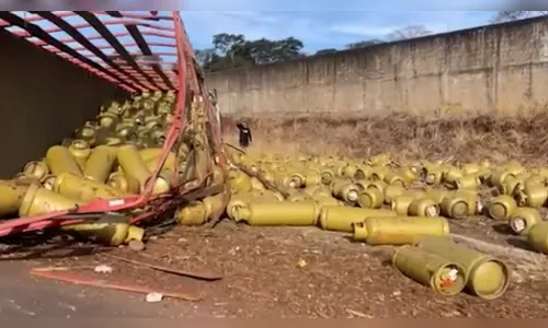 Carreta carregada com botijões de gás tomba na PRc-467