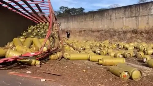 Carreta carregada com botijões de gás tomba na PRc-467