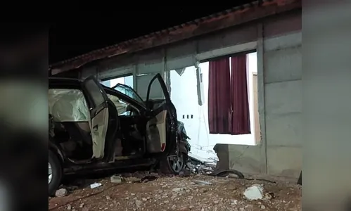 Carro atinge casa durante fuga da PM e fere morador