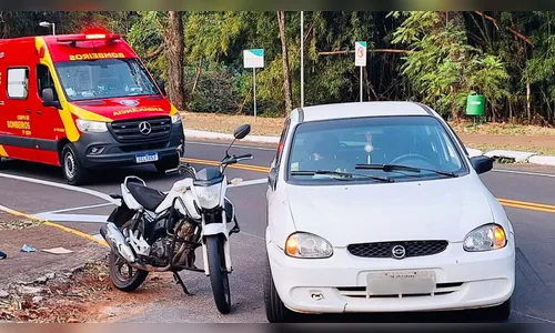 Mulher fica ferida após acidente entre carro e moto em Apucarana