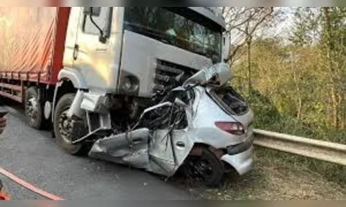 Carro fica destruído e motorista morre após colisão com carreta no PR