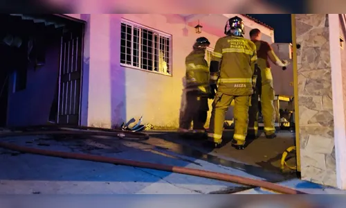 Casa é consumida pelo fogo em incêndio no ‘Marcos Freire’ em Apucarana