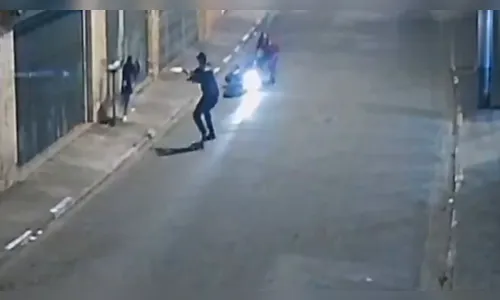 Homem reage a assalto, toma arma e mata ladrão a tiros; veja vídeo