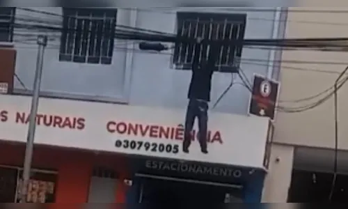 Homem é flagrado pendurado em fiação durante tentativa de furto no PR