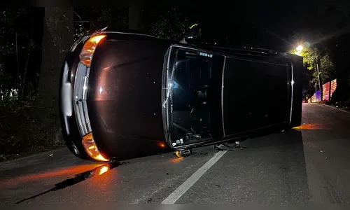 Motorista capota caminhonete, diz que vai 'tomar banho' e desaparece